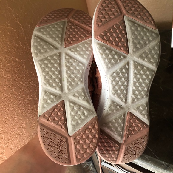 ❌SOLD❌ Puma Rose Gold Sneakers - Picture 4 of 5